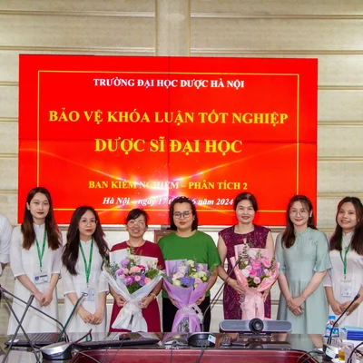 Chúc mừng sinh viên K74 và H1K1 Trường Đại học Dược Hà Nội bảo vệ thành công Khóa luận tốt nghiệp.